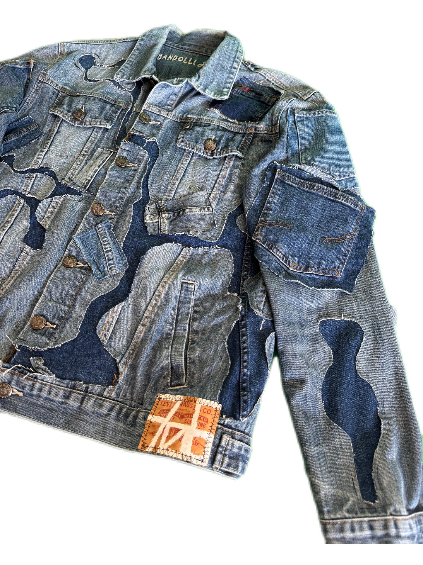 Upcycling-Jeansjacke mit „Taschen“