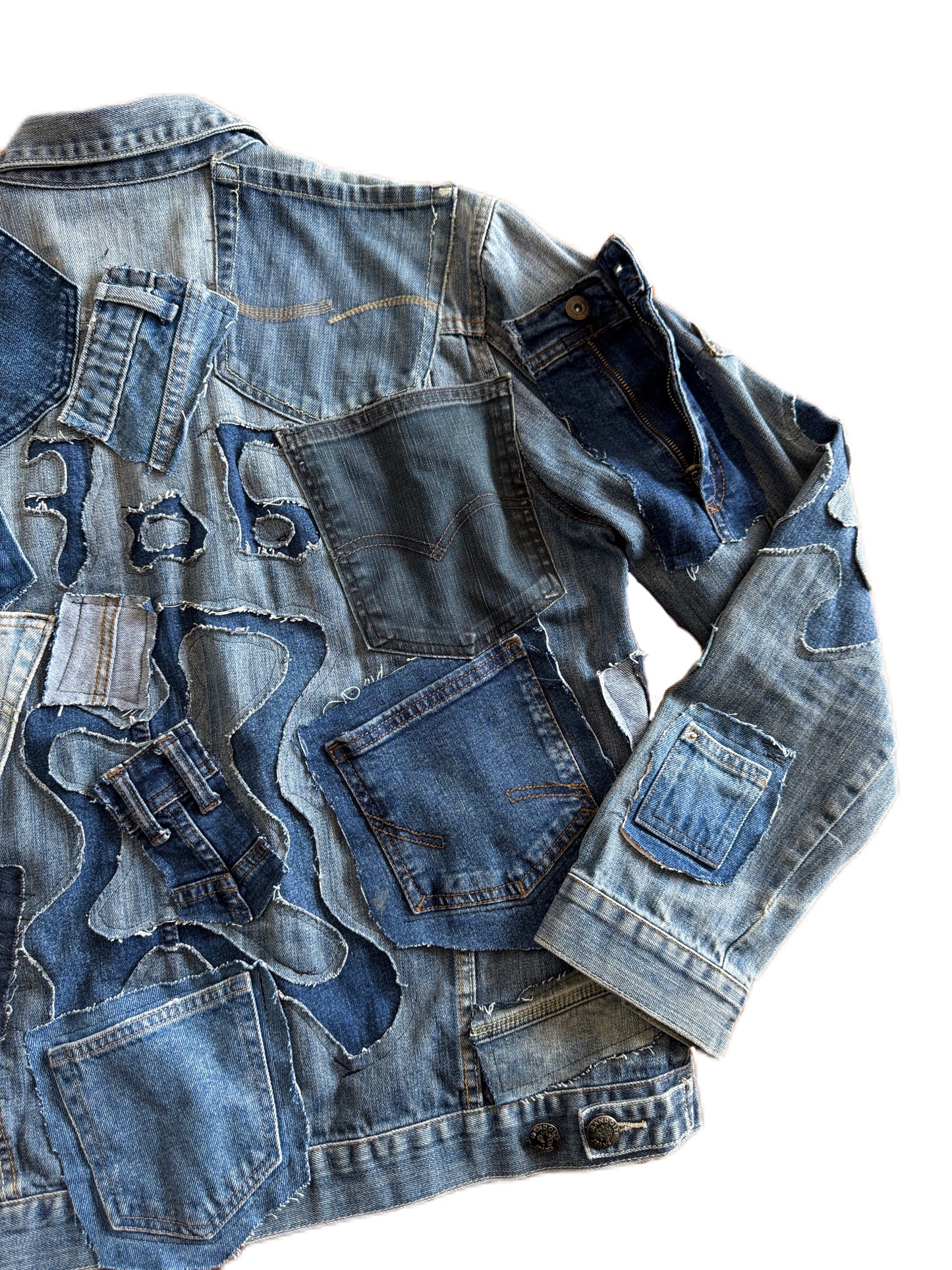 Upcycling-Jeansjacke mit „Taschen“